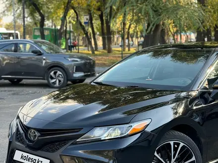 Toyota Camry 2020 года за 12 200 000 тг. в Алматы – фото 2