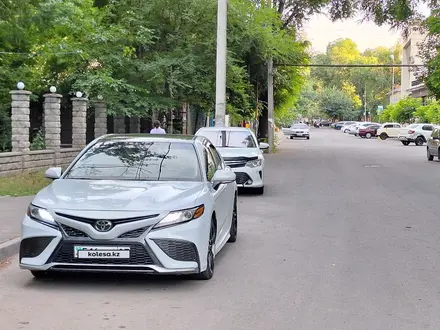 Toyota Camry 2022 года за 14 900 000 тг. в Алматы