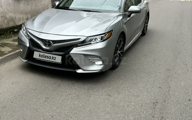 Toyota Camry 2018 года за 10 700 000 тг. в Алматы