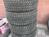 Шины с дисками 225/55/16.5/112 за 150 000 тг. в Астана – фото 2