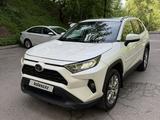 Toyota RAV4 2020 года за 16 300 000 тг. в Алматы – фото 2