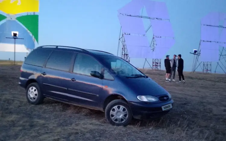 Volkswagen Sharan 1998 годаfor1 400 000 тг. в Уральск