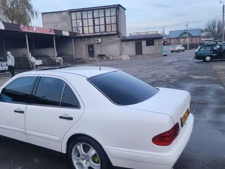 Mercedes-Benz E 220 1997 года за 2 500 000 тг. в Тараз – фото 8