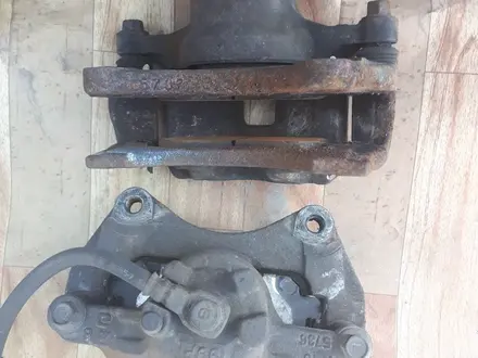 Суппорт тормозной на Митсубиши Оутландер XL 2006-2010 за 15 000 тг. в Алматы