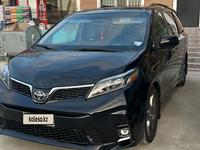 Toyota Sienna 2015 годаfor9 000 000 тг. в Атырау