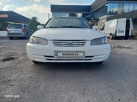 Toyota Camry 1998 года за 3 400 000 тг. в Алматы – фото 13