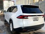 Toyota Grand Highlander 2023 года за 32 000 000 тг. в Алматы – фото 2