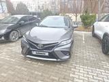 Toyota Camry 2021 года за 10 600 000 тг. в Актау