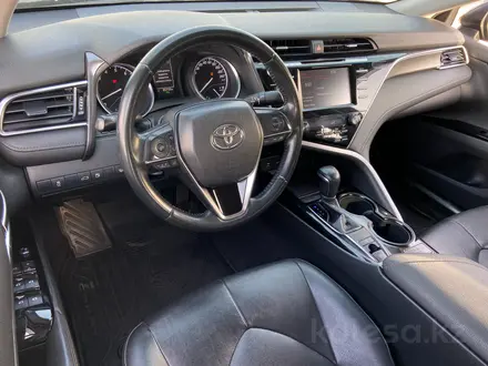 Toyota Camry 2018 года за 11 880 000 тг. в Алматы – фото 8