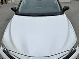 Toyota Camry 2022 года за 17 500 000 тг. в Шымкент – фото 2