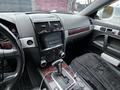 Volkswagen Touareg 2008 года за 4 500 000 тг. в Алматы – фото 14