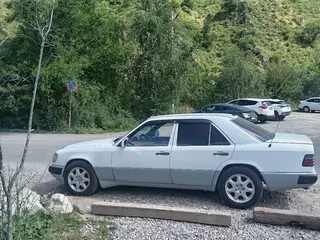 Mercedes-Benz E 230