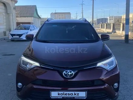 Toyota RAV4 2017 года за 10 700 000 тг. в Атырау