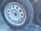 Шины с дисками. за 80 000 тг. в Уральск – фото 3