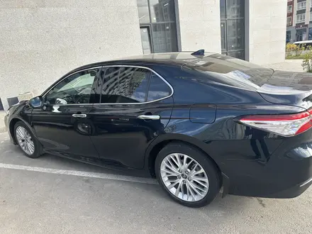 Toyota Camry 2019 года за 13 200 000 тг. в Астана – фото 4