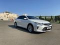 Toyota Camry 2015 года за 10 500 000 тг. в Уральск – фото 2