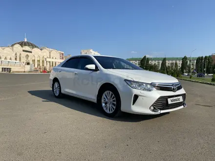 Toyota Camry 2015 года за 10 500 000 тг. в Уральск – фото 2