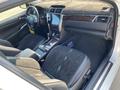 Toyota Camry 2015 года за 10 500 000 тг. в Уральск – фото 17