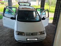 Volkswagen Sharan 1996 годаүшін2 000 000 тг. в Алматы