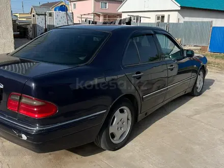 Mercedes-Benz E 320 1998 года за 3 000 000 тг. в Уральск – фото 2