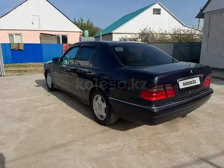 Mercedes-Benz E 320 1998 года за 3 000 000 тг. в Уральск – фото 3