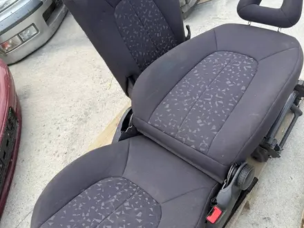 Сиденья на mercedes a-ckass, мерседес а-класс за 30 000 тг. в Алматы – фото 3