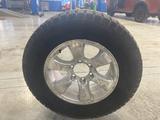 Комплект дисков Toyota (оригинал) 7, 5х17 6х139, 7 D106.1 НТ30 с зимними ши за 250 000 тг. в Алматы – фото 3