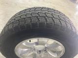 Комплект дисков Toyota (оригинал) 7, 5х17 6х139, 7 D106.1 НТ30 с зимними ши за 250 000 тг. в Алматы – фото 4