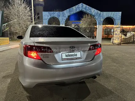 Toyota Camry 2014 года за 5 300 000 тг. в Актобе – фото 2