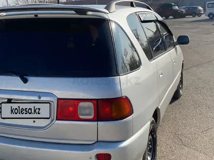 Toyota Ipsum 1998 года за 3 300 000 тг. в Алматы