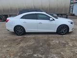 Chevrolet Malibu 2014 года за 7 700 000 тг. в Атырау – фото 2