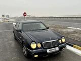 Mercedes-Benz E 200 1997 года за 2 200 000 тг. в Жанаозен – фото 2