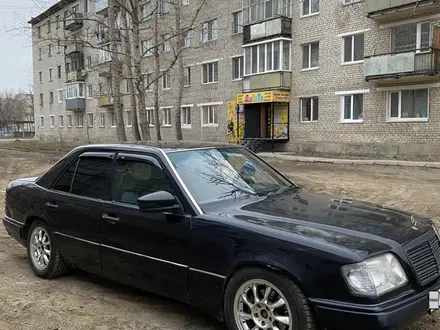 Mercedes-Benz E 220 1993 года за 1 700 000 тг. в Курчатов – фото 2