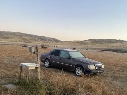 Mercedes-Benz E 220 1995 года за 1 600 000 тг. в Караганда – фото 2