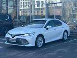 Toyota Camry Luxe 2019 года за 14 100 000 тг. в Астана