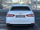 Toyota Camry Luxe 2019 года за 14 100 000 тг. в Астана – фото 4