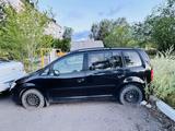 Volkswagen Touran 2008 года за 2 000 000 тг. в Шахтинск – фото 3