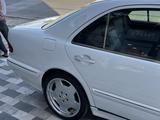 Mercedes-Benz E 320 2000 года за 5 500 000 тг. в Шымкент – фото 4