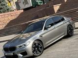 BMW M5 2018 года за 39 000 000 тг. в Алматы – фото 2