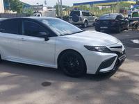 Toyota Camry 2022 года за 13 490 000 тг. в Алматы