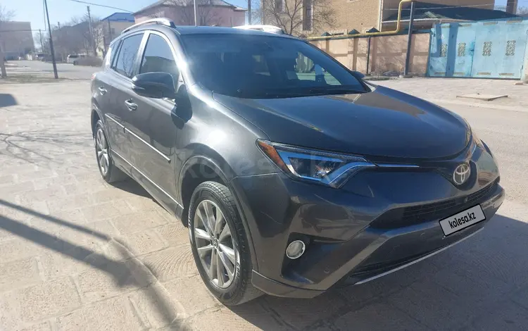 Toyota RAV4 2016 годаfor9 500 000 тг. в Жанаозен