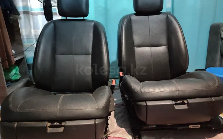 Черные кожаные передние сиденья на Mercedes Benz s500 за 155 000 тг. в Косшы