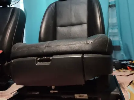 Черные кожаные передние сиденья на Mercedes Benz s500 за 155 000 тг. в Косшы – фото 3