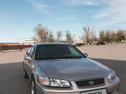 Toyota Camry 1999 года за 3 000 000 тг. в Есик – фото 2