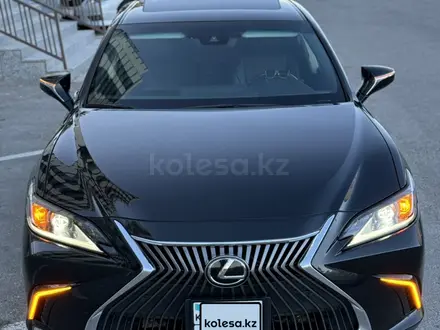 Lexus ES 350 2019 года за 24 000 000 тг. в Актау