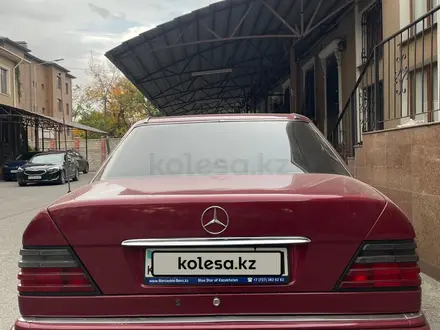 Mercedes-Benz E 220 1994 года за 2 550 000 тг. в Тараз – фото 3