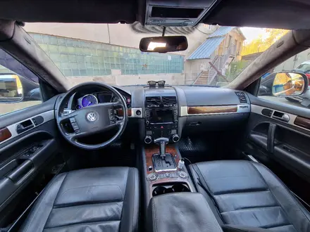 Volkswagen Touareg 2007 года за 5 500 000 тг. в Алматы – фото 10