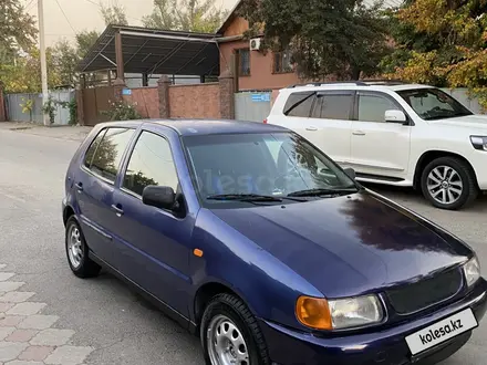 Volkswagen Polo 1996 года за 900 000 тг. в Алматы – фото 2