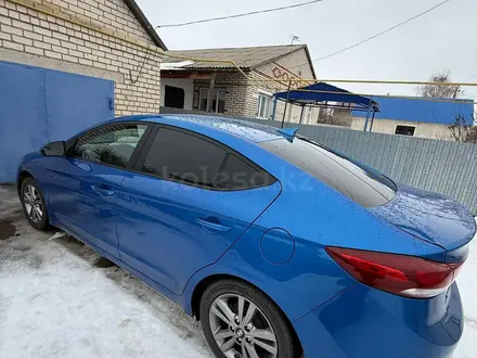 Hyundai Elantra 2016 года за 5 900 000 тг. в Уральск – фото 2