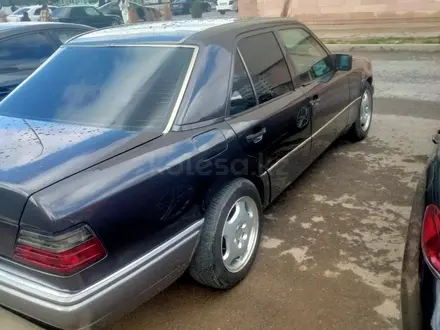 Mercedes-Benz E 220 1994 года за 2 700 000 тг. в Караганда – фото 5